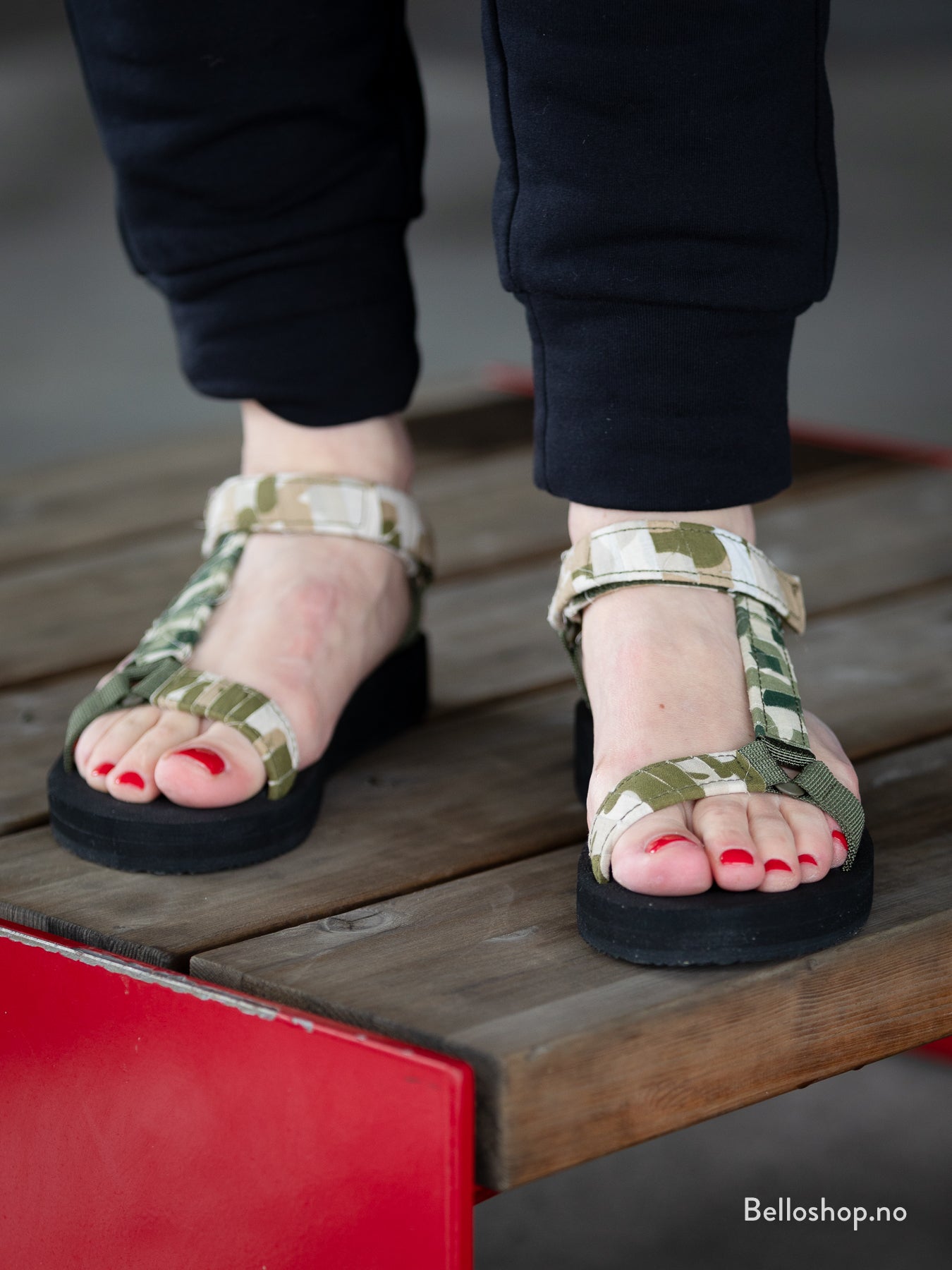 Steve madden best sale henley camo sandals